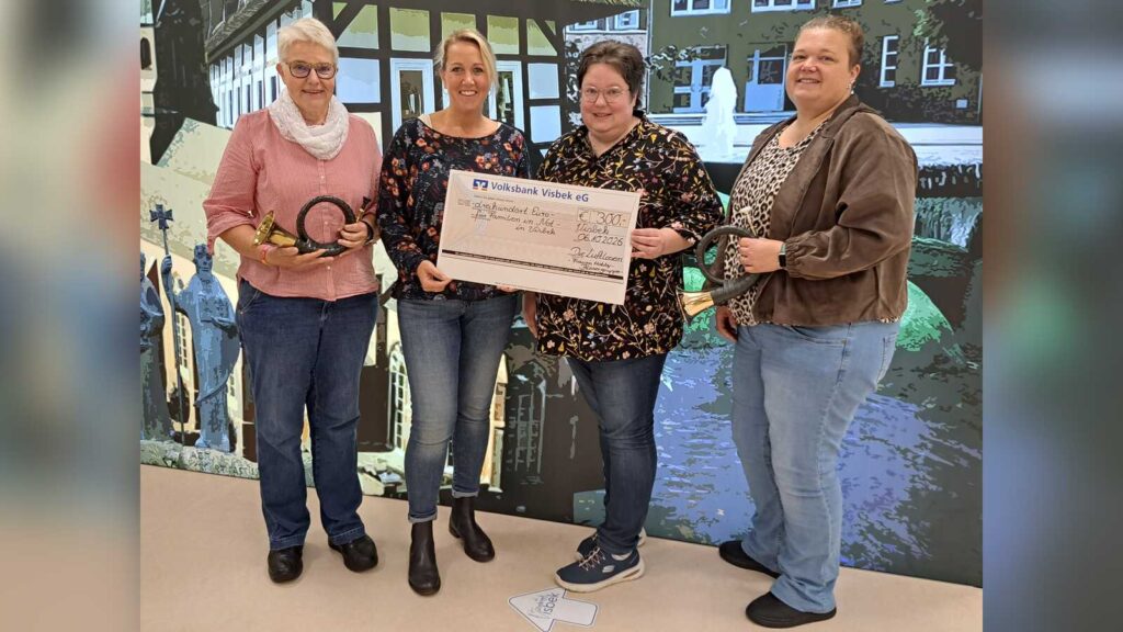 Beate Mäkel, Anke Humphreys, Elisabeth Tönjes und Annette Leseur bei der Scheckübergabe in Visbek