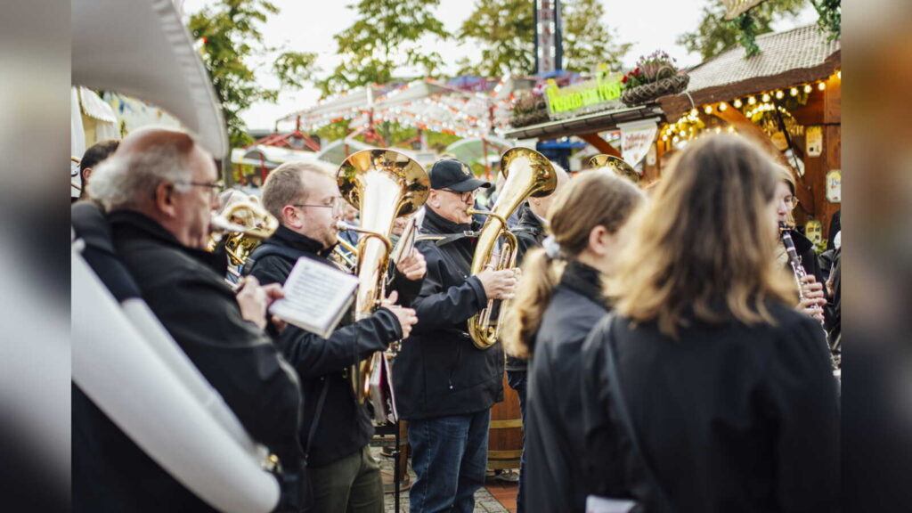 Die Stadtkapelle Lohne spielt zur Eröffnung des Herbstmarkts