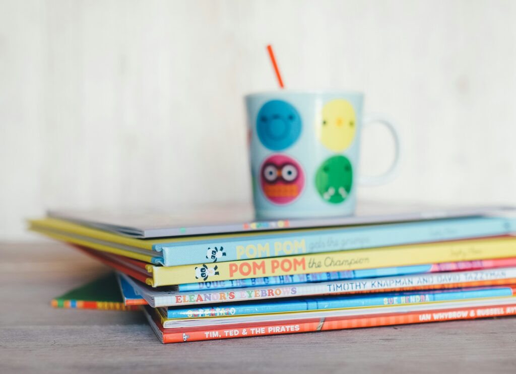 Ein Stapel bunter Kinder- und Geschichtenbücher
