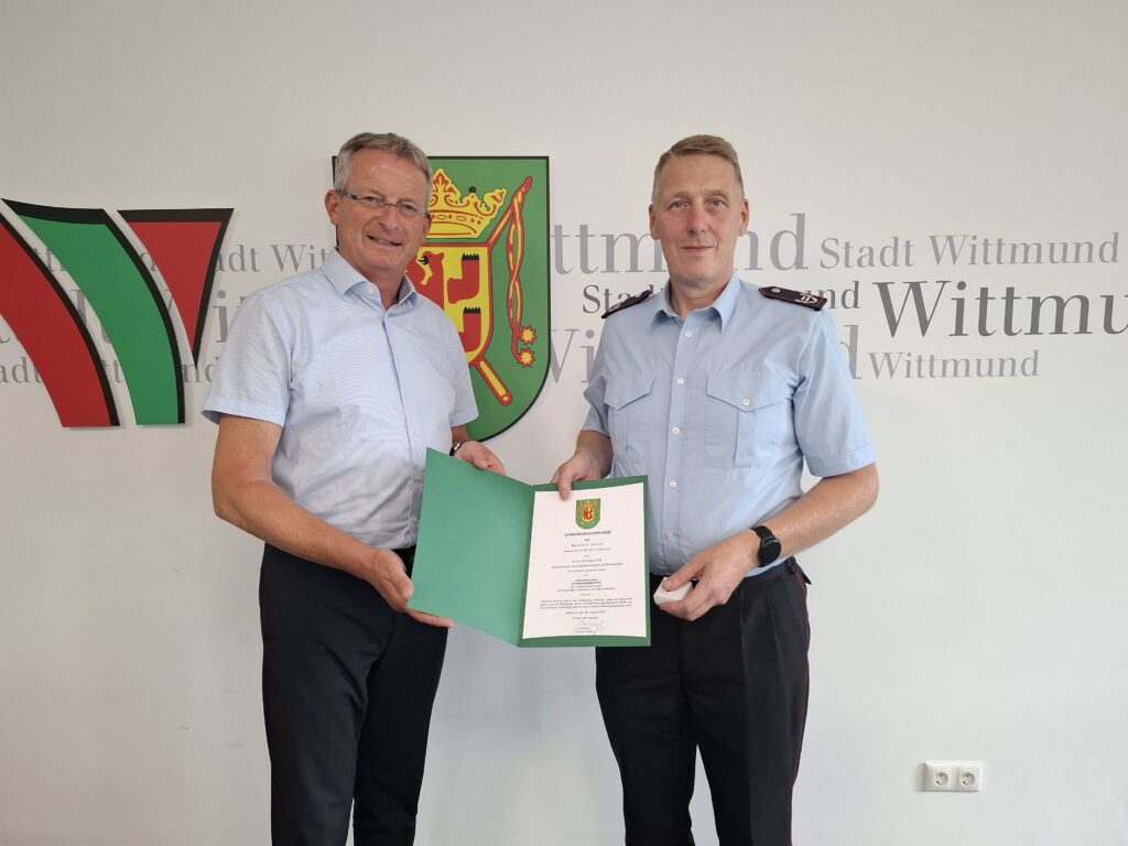 Bernard Groot erhält seine Ernennungsurkunde als stellvertretender Ortsbrandmeister der Ortsfeuerwehr Ardorf