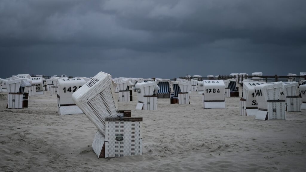 Leere Strandkörbe am Strand an der Nordsee