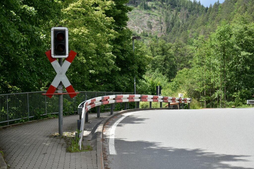 Bahnübergang mit Schranken und Andreaskreuz in Deutschland