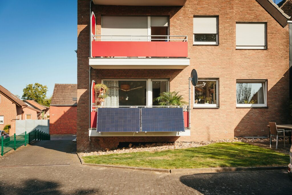 Solarmodul eines Balkonkraftwerks am Balkongeländer eines Mehrfamilienhauses