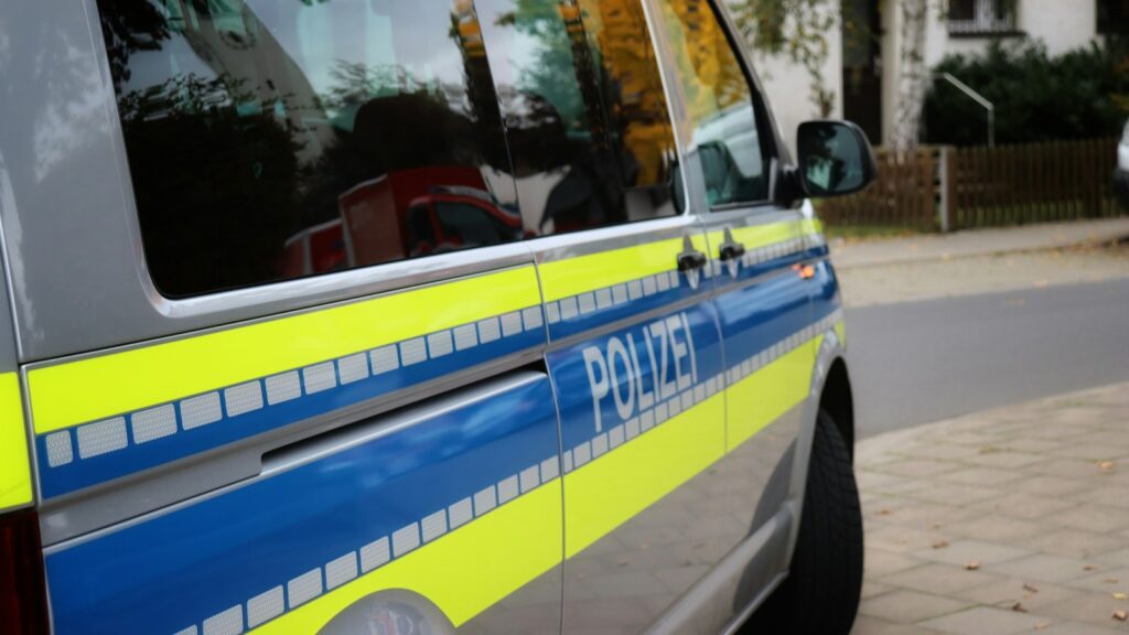 Seitenansicht eines Polizeibusses