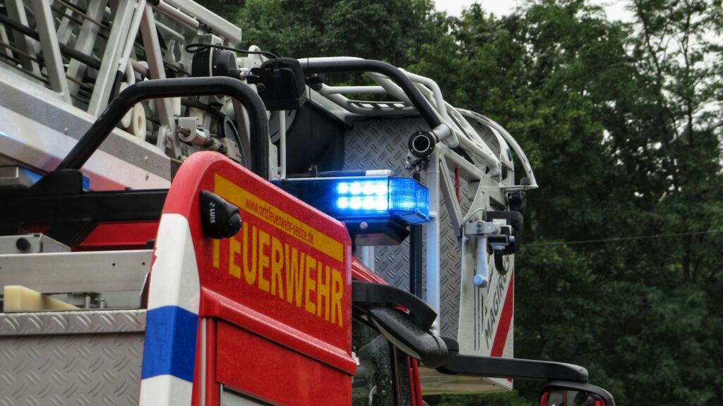 Drehleiter der Feuerwehr mit Blaulicht