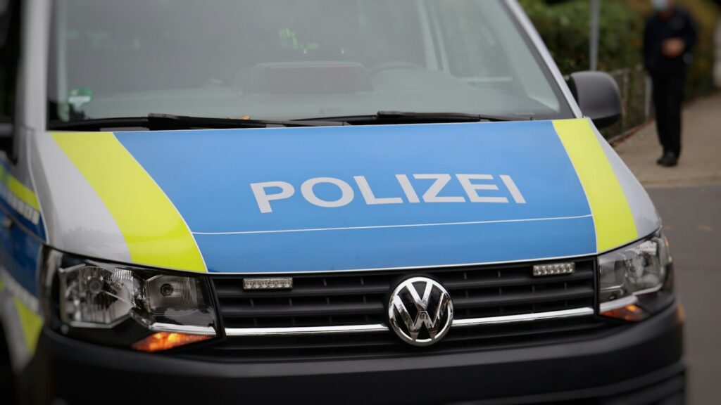 Motorhaube eines Polizeifahrzeugs mit Schriftzug Polizei