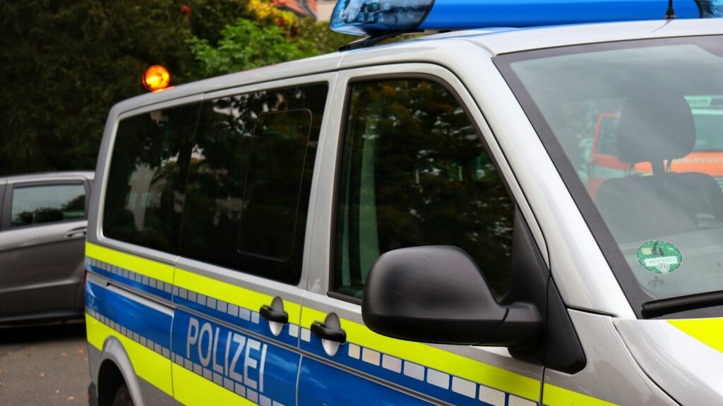 Polizeibus am Straßenrand