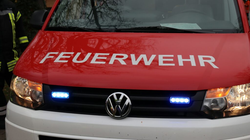 Einsatzfahrzeug der Feuerwehr mit Blaulicht