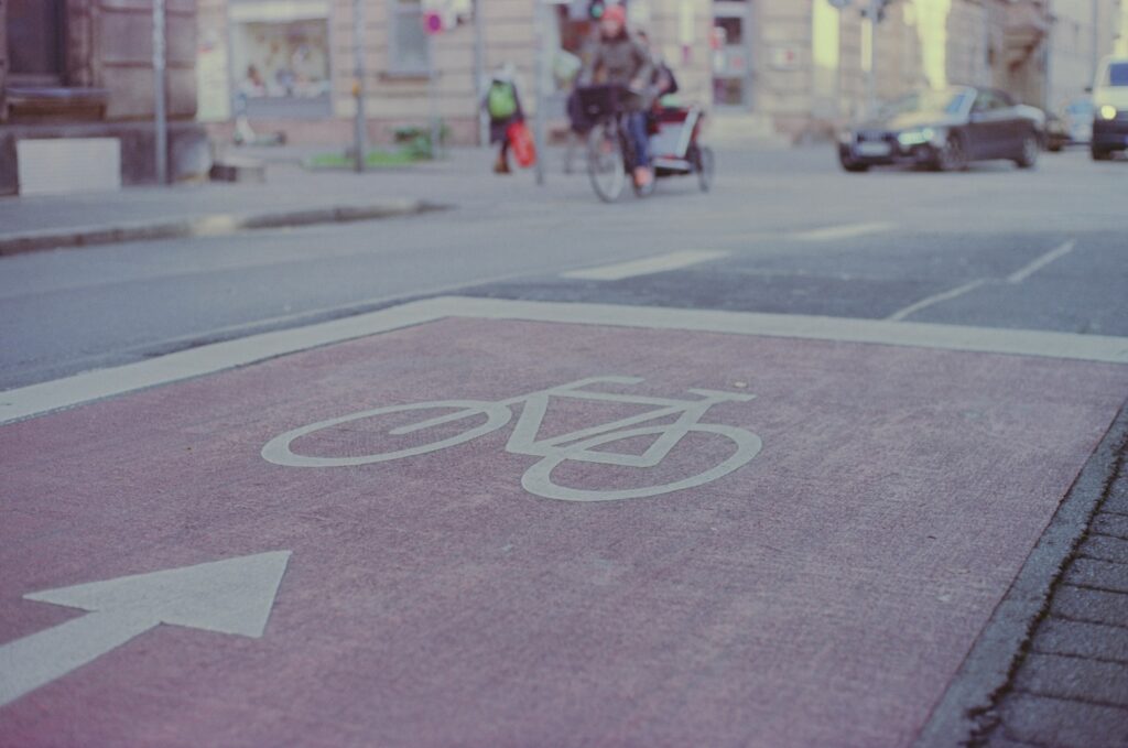 Markierung einer Fahrradstraße auf dem Asphalt in einer Stadt