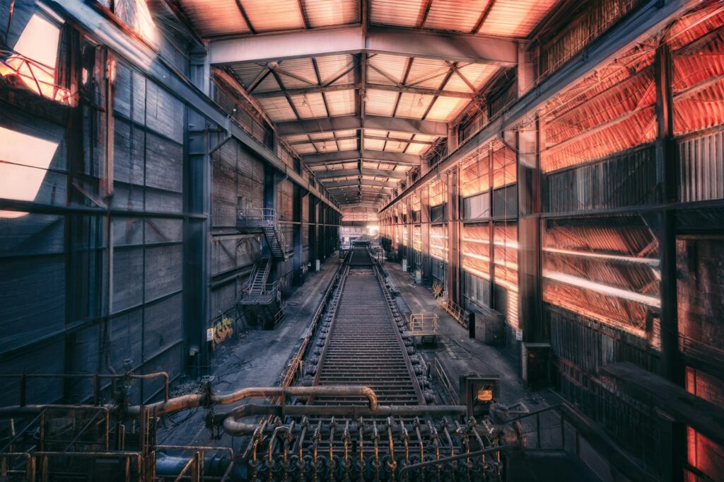 Produktionslinie in einer Industriehalle