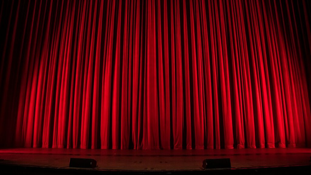 Roter Theatervorhang auf einer Bühne