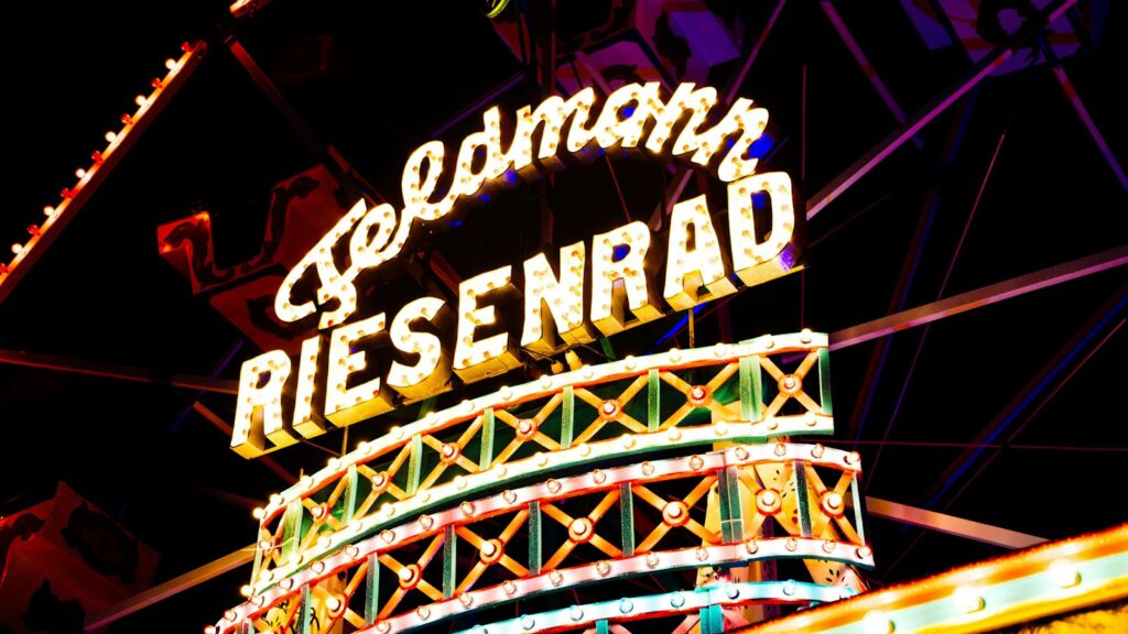 Beleuchtetes Riesenrad-Schild bei Nacht