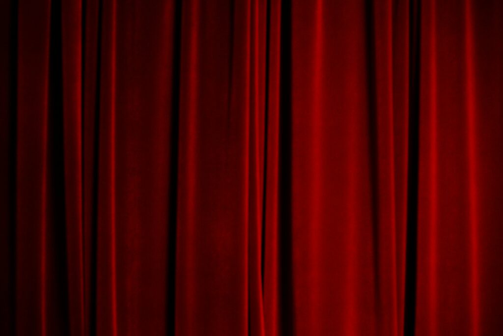 Roter Samtvorhang einer Theaterbühne