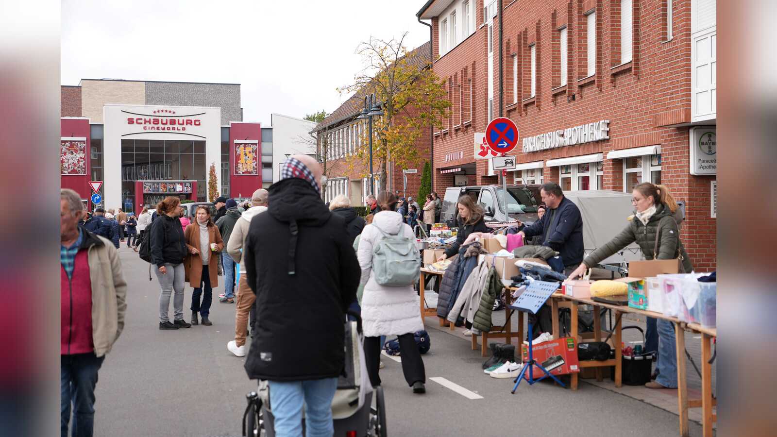 Besucher am Flohmarkt beim Thomasmarkt 2026 in der Vechtaer Innenstadt