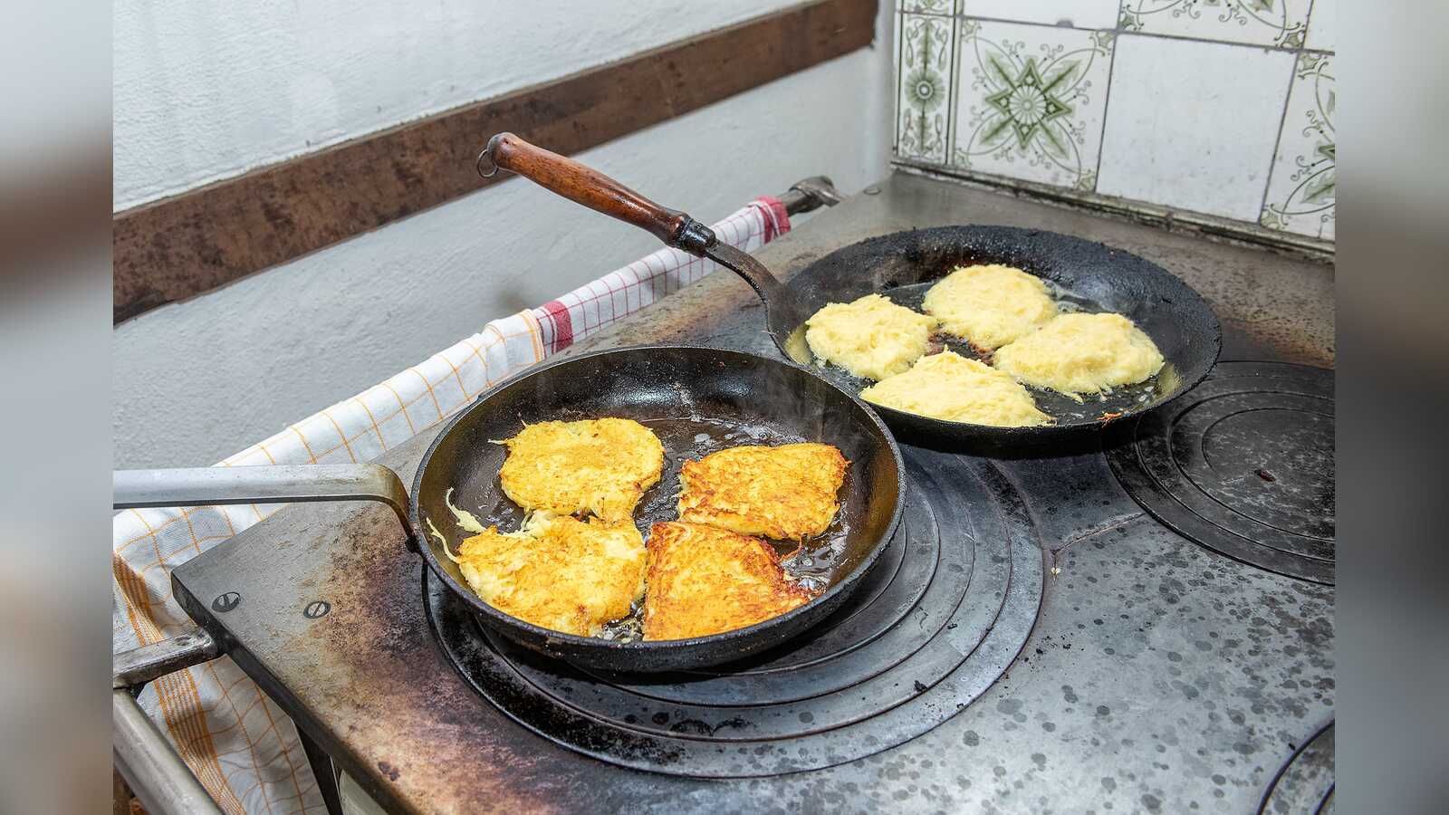 Reibekuchen auf der Kochmaschine bei der Tollen Knolle im Tierpark Nordhorn