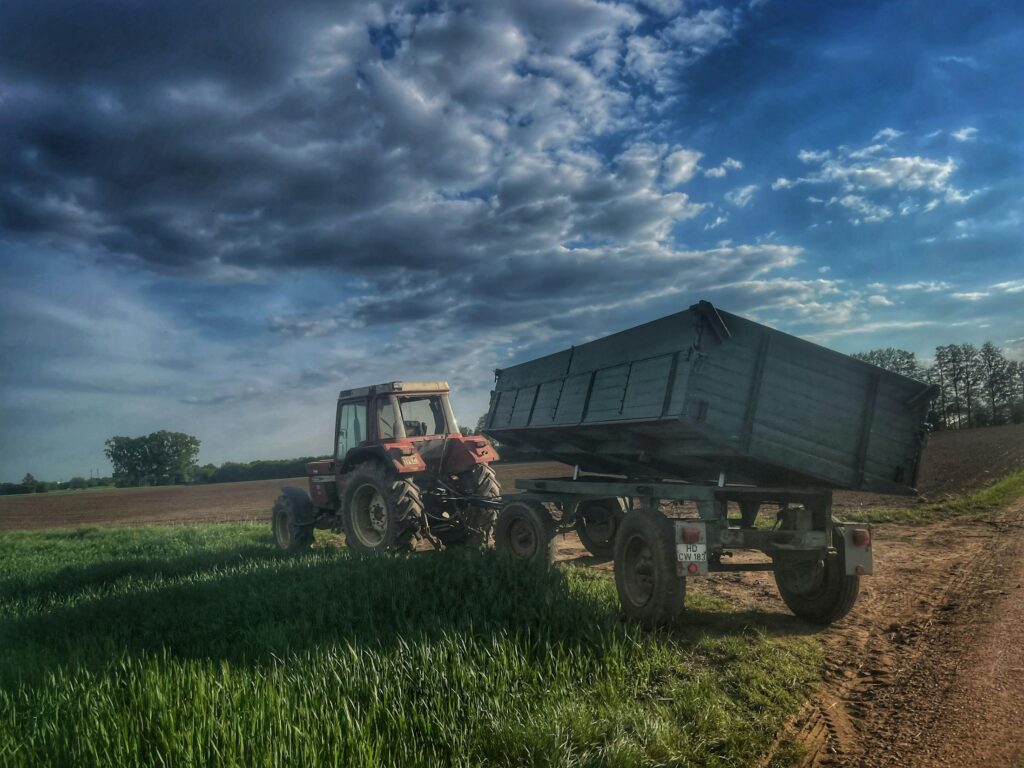 Traktor bei der Arbeit auf einem landwirtschaftlichen Feld