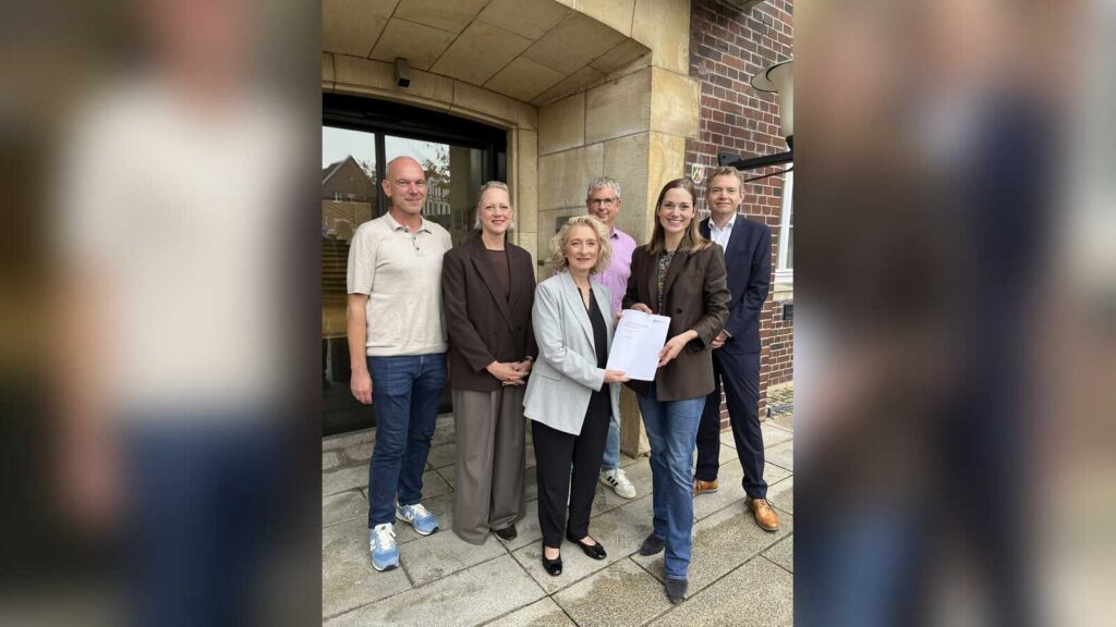 Bürgermeisterin Eliza Diekmann-Cloppenburg erhält mit Vertretern von Stadt und gpaNRW den Prüfbericht