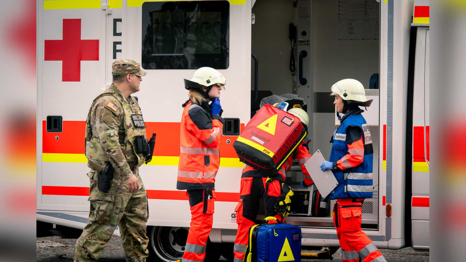 Rettungsdienst-Azubis bei der Übung in den Tower Barracks