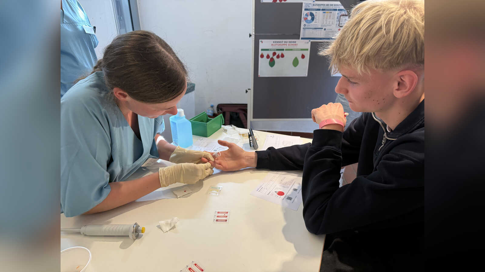 Blutgruppenbestimmung beim Aktionstag für Schüler im Krankenhaus St. Elisabeth Damme
