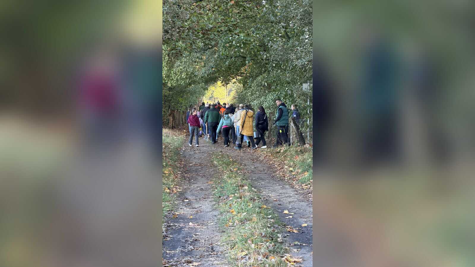 Schüler, Eltern und Lehrkräfte bei der Arbeit in der Wacholderheide Bardel