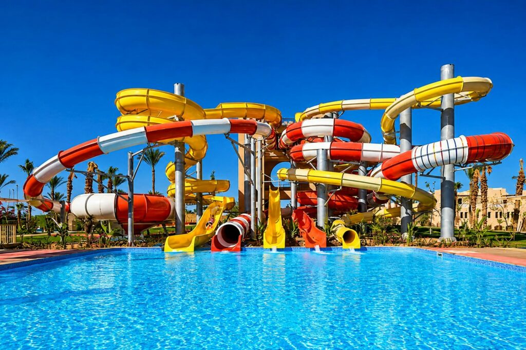 Bunte Wasserrutschen über einem blauen Schwimmbecken