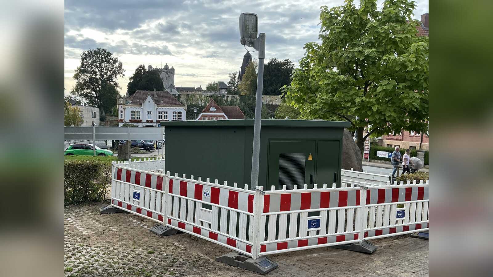 Aufbau der digitalen Ortsnetzstation von Westnetz in Bad Bentheim