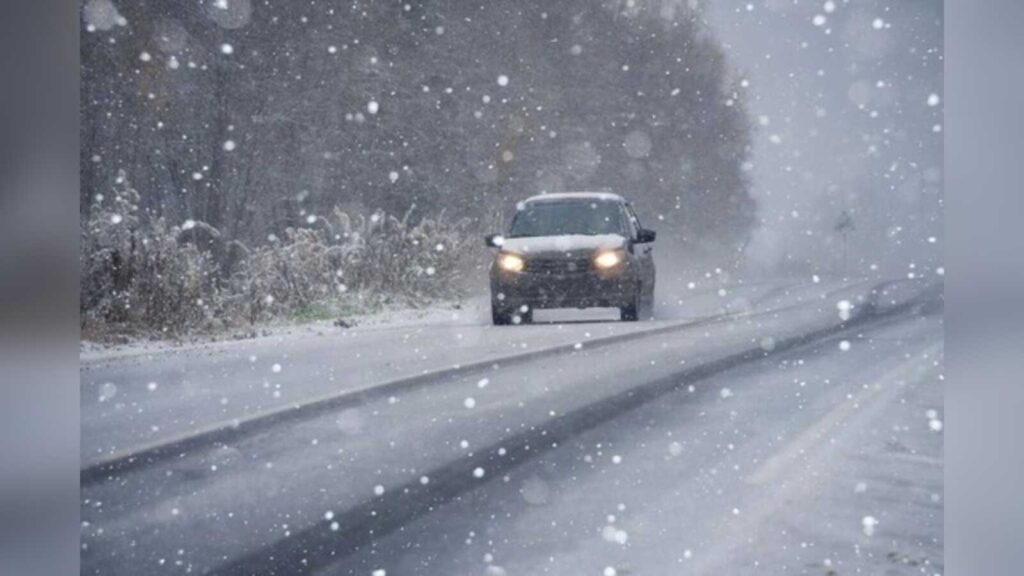 Auto auf schneebedeckter Straße im Winter