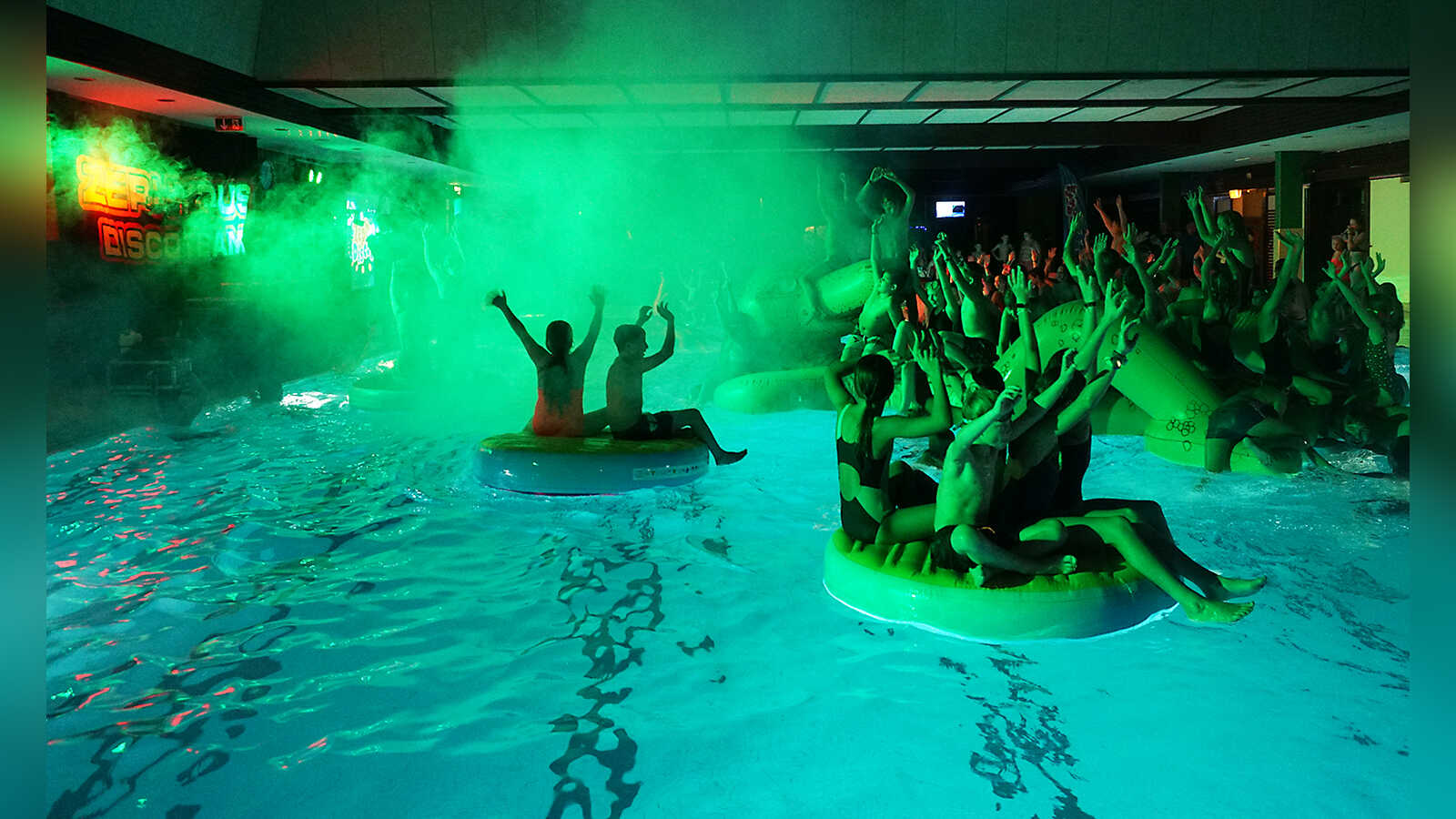 Disco-Pool-Party mit Lichteffekten im Schwimmbad