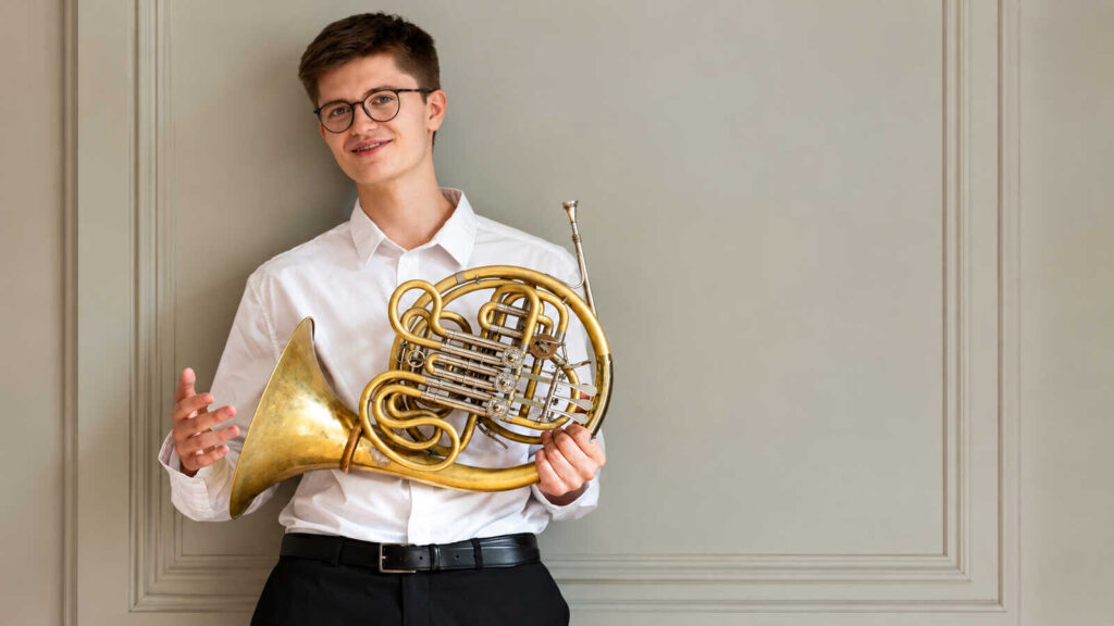 Hornist Bastian Spier mit seinem Waldhorn