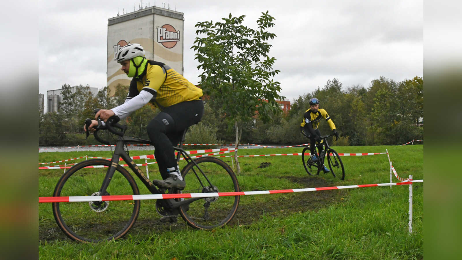 Rennfahrer auf dem Rundkurs mit dem Pfanniturm im Hintergrund