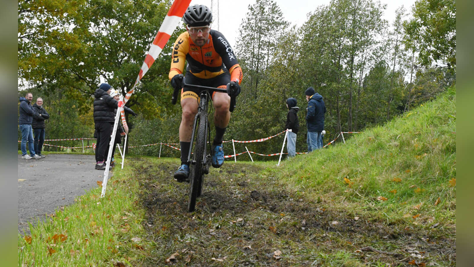 Fahrer im Schlamm auf der Citycross-Strecke