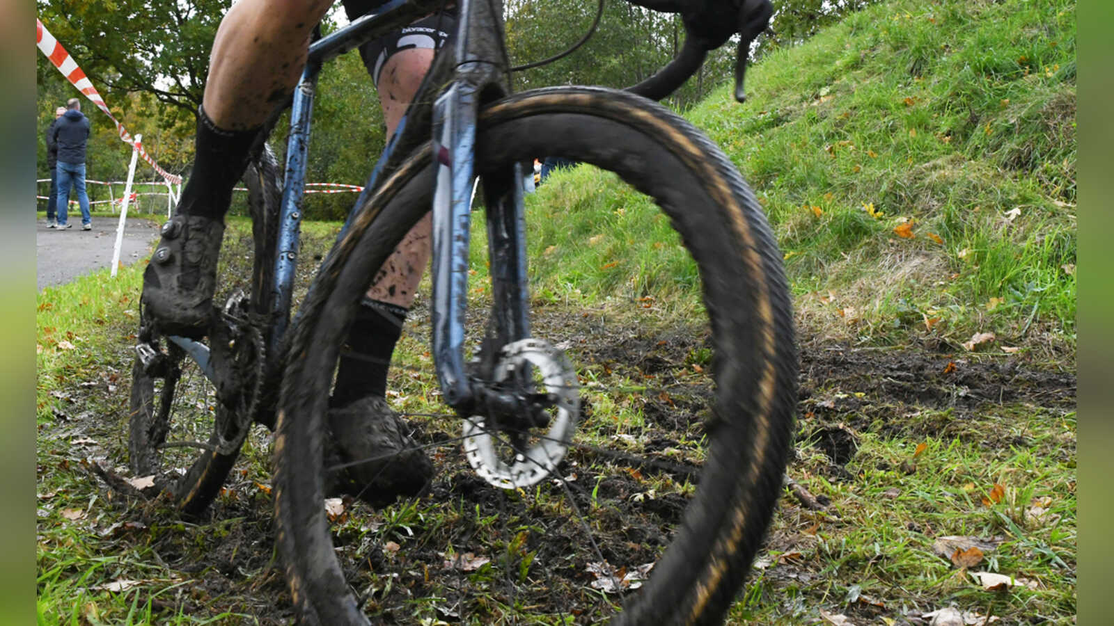 Schlammiges Hinterrad auf der aufgeweichten Wiese