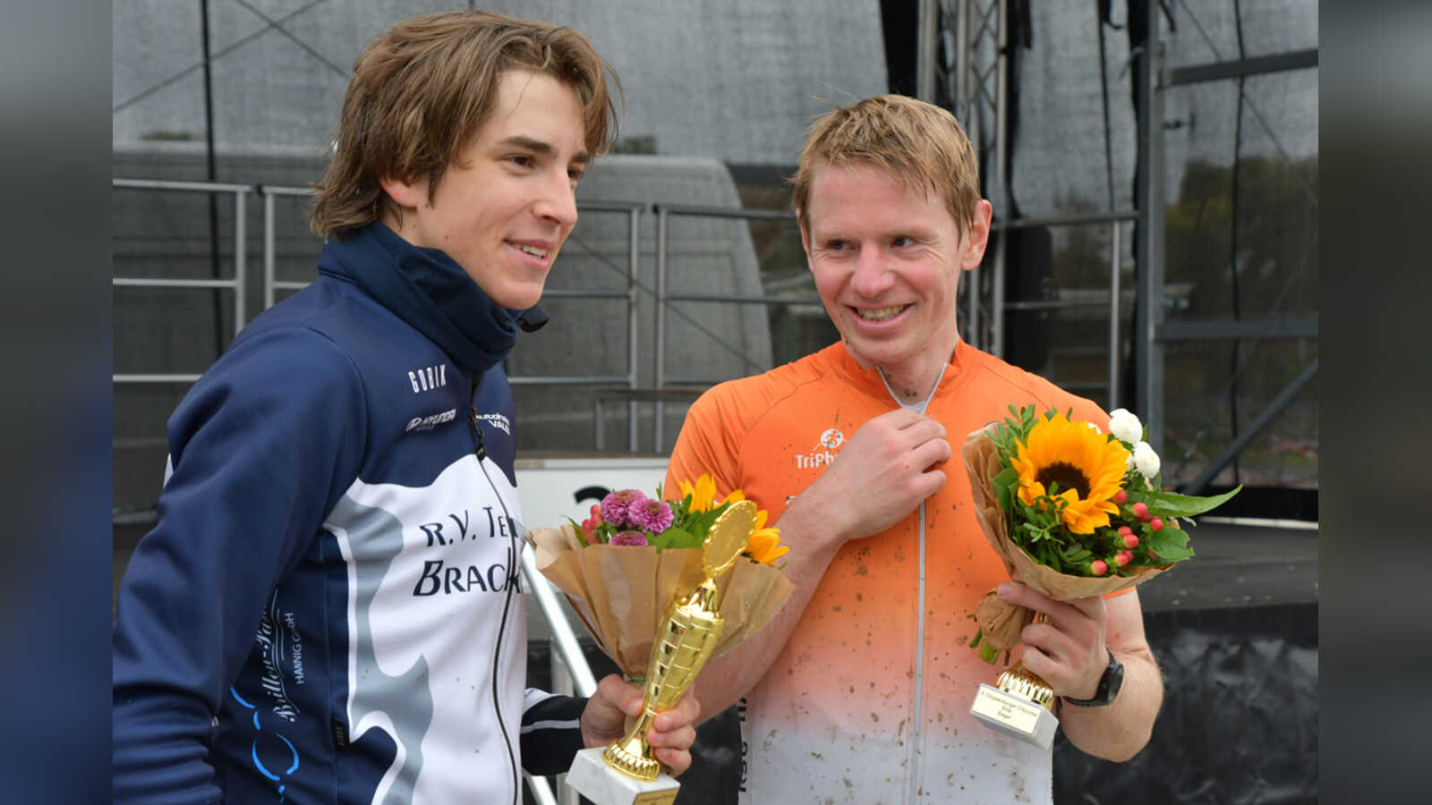 Clemens Hübler und Luan Paul Sahrhage mit Blumen