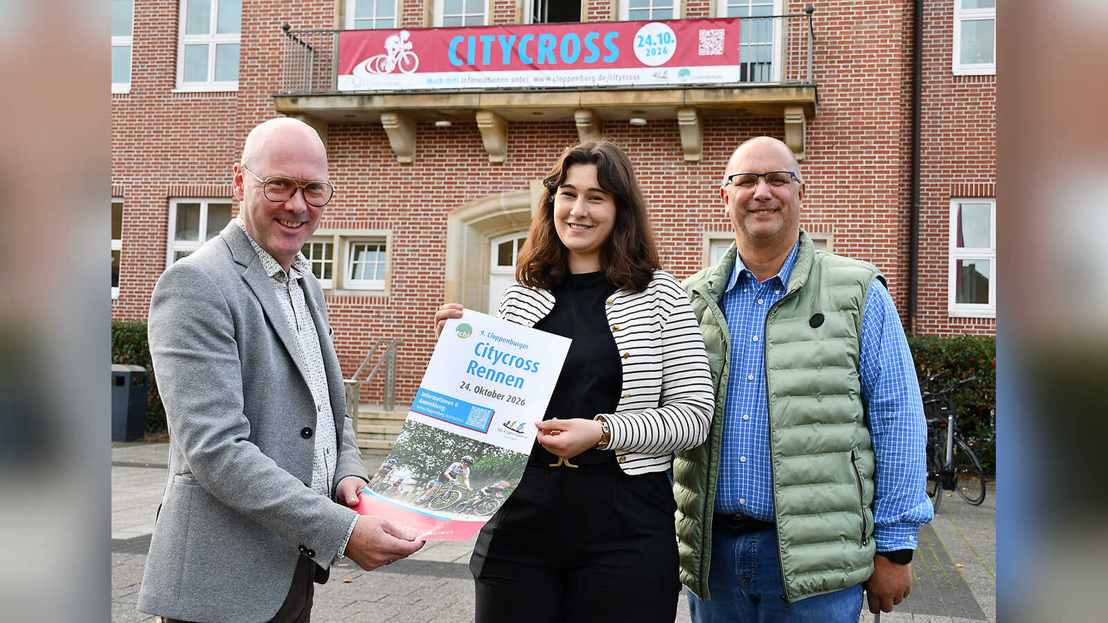 Bürgermeister Neidhard Varnhorn mit Leonie Dümer vom Stadtmarketing und Daniel Schumacher vom DS Ergebnisdienst