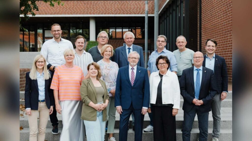 Gruppenfoto der ausscheidenden Lohner Ratsmitglieder mit Bürgermeisterin Dr. Henrike Voet und Erstem Stadtrat Gert Kühling auf einer Treppe vor dem Rathaus