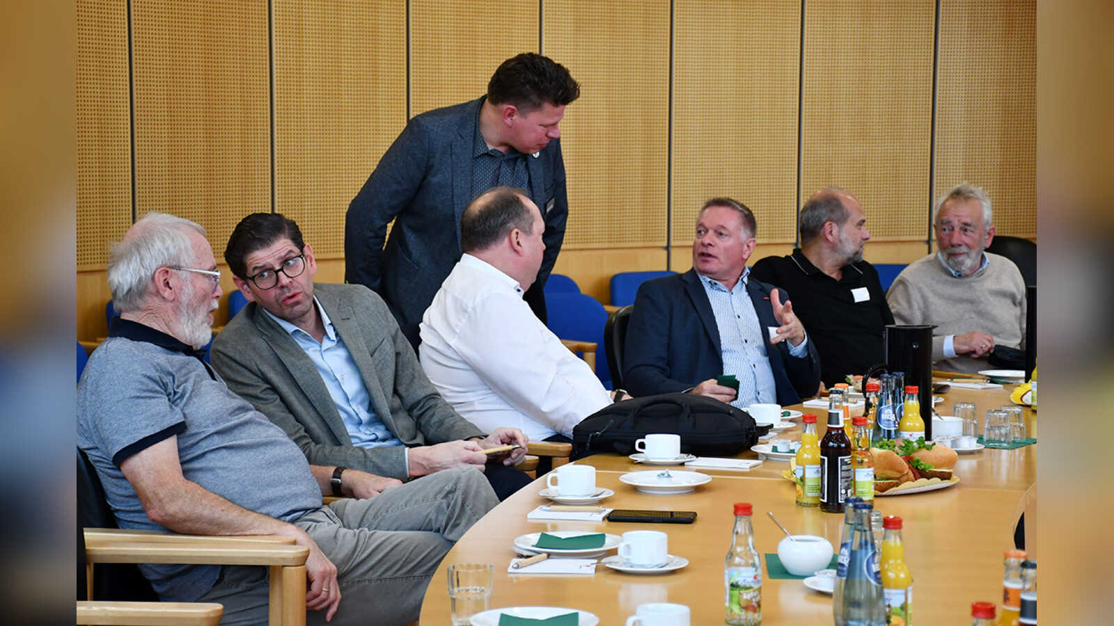 Gespräche unter Eigentümern und Maklern beim Immo-Treffen in Cloppenburg