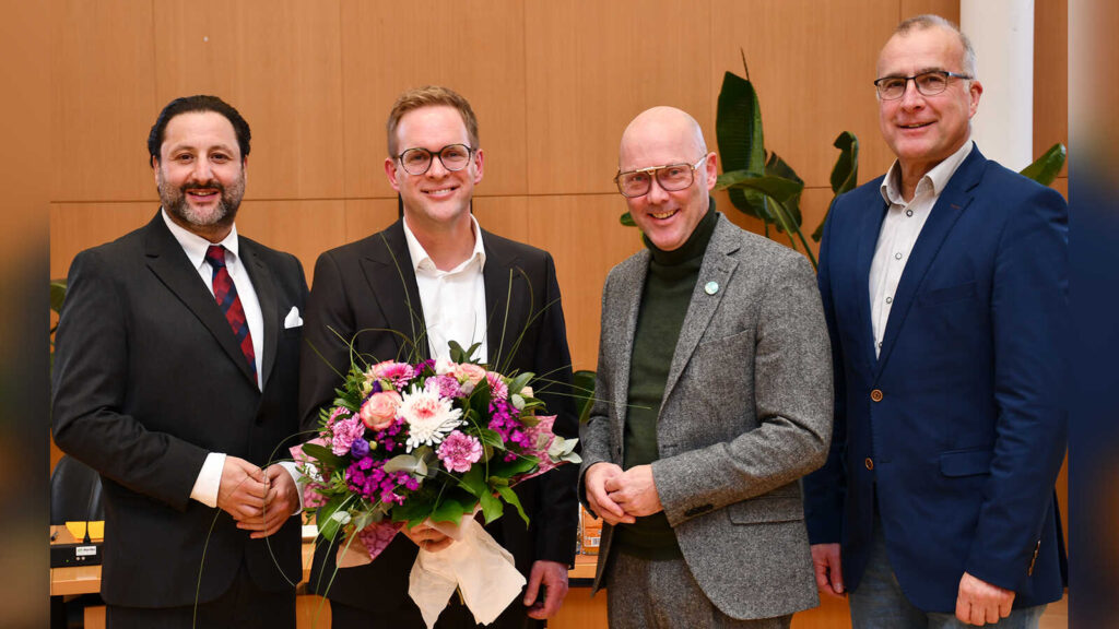 Ratsvorsitzender Yilmaz Mutlu, Christopher Bußmann, Bürgermeister Neidhard Varnhorn und Erster Stadtrat Wigbert Grotjan im Cloppenburger Rathaus