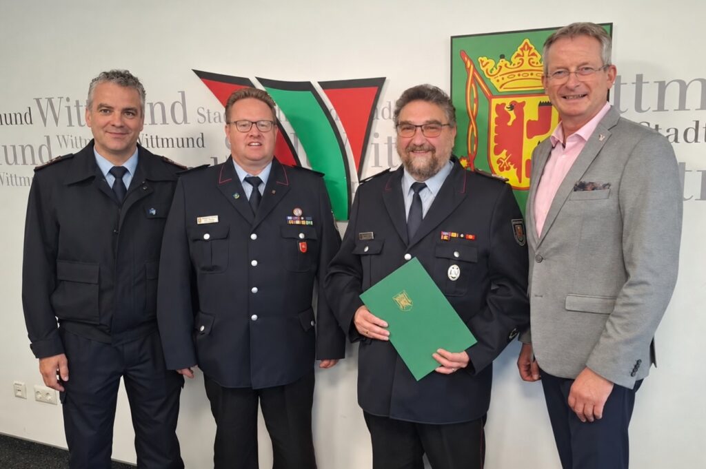 Urkundenübergabe an den Ortsbrandmeister der Ortsfeuerwehr Wittmund im Rathaus