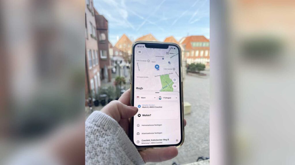 Smartphone mit der rufmobil.nrw-App zur Buchung des StadtBus Coesfeld