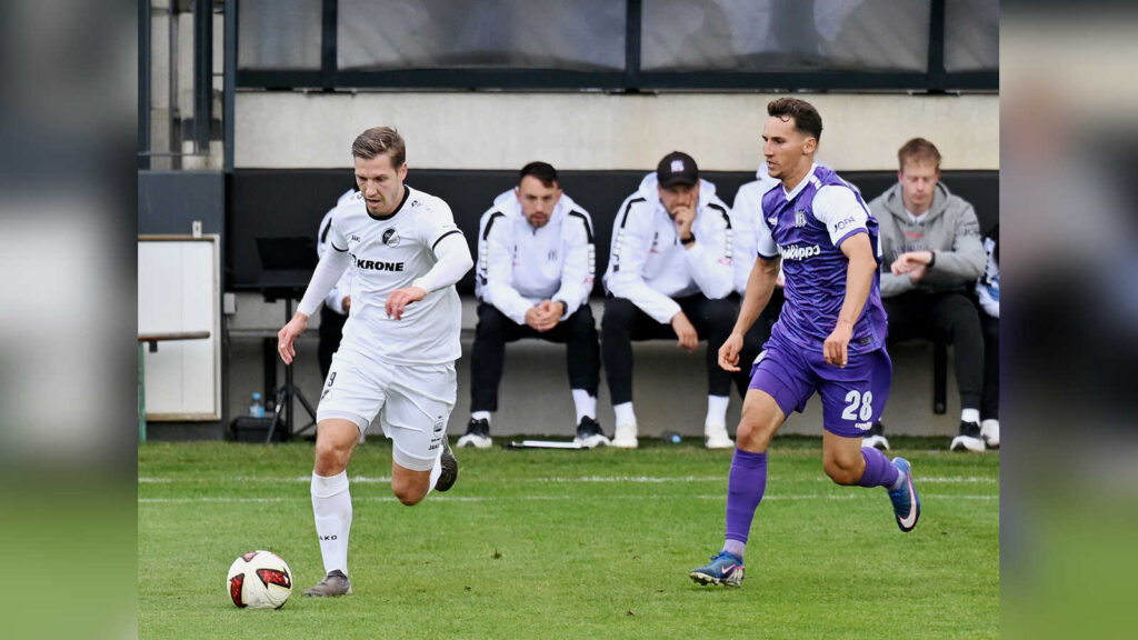Steffen Schepers (links) vom SC Spelle-Venhaus im Spiel