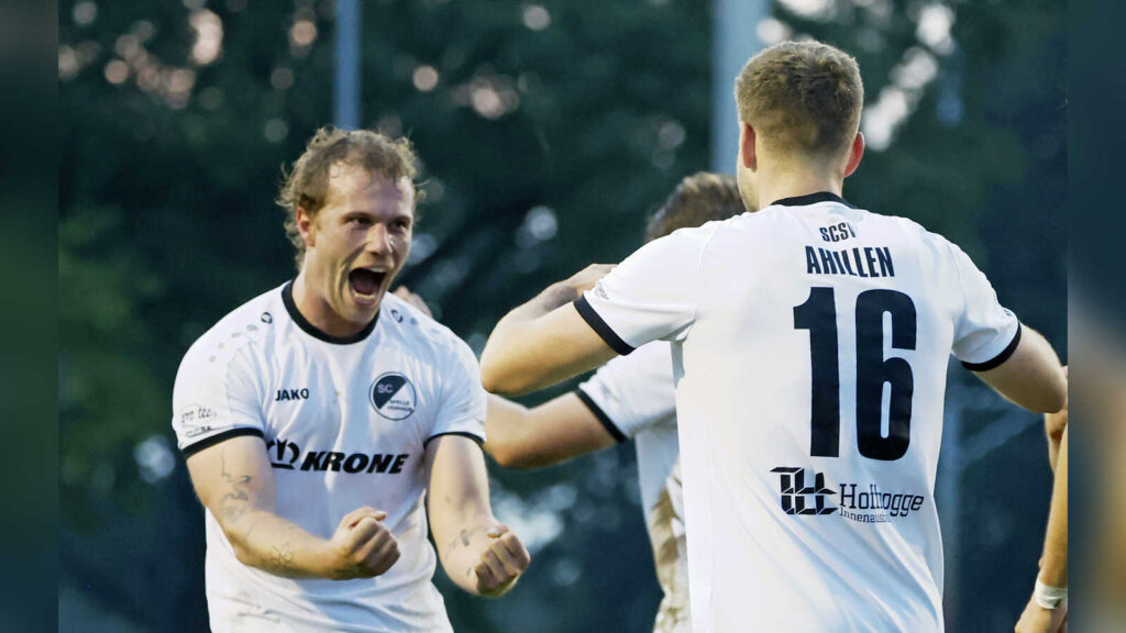 Moritz Pauli und Jan-Luca Ahillen vom SC Spelle-Venhaus jubeln
