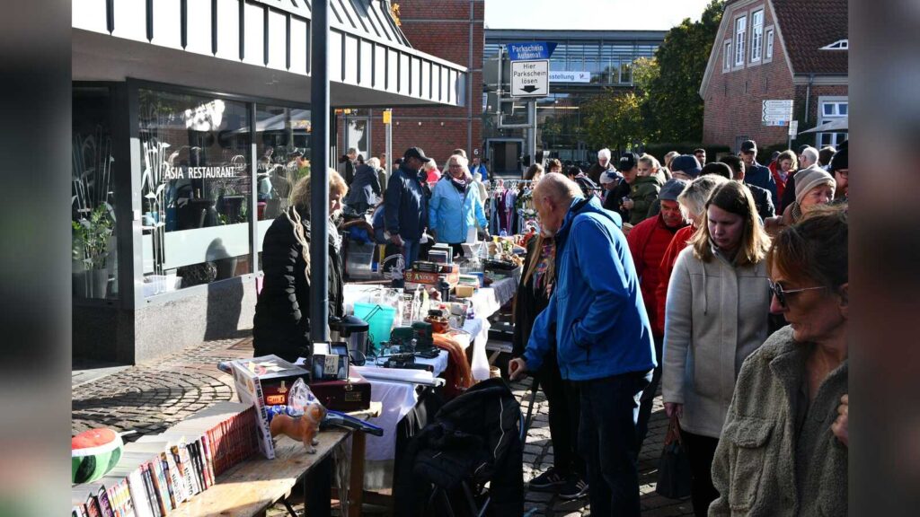 Viele Besucher zwischen Ständen in der Vechtaer Innenstadt beim Thomasmarkt