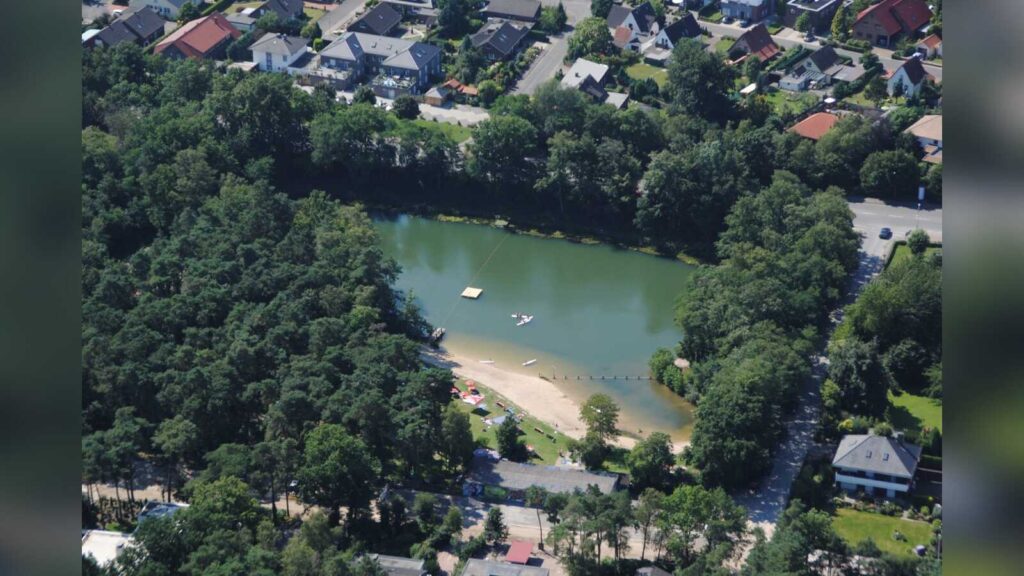 Das Naturbad Toncoole in Vechta mit Wasserfläche und Bäumen