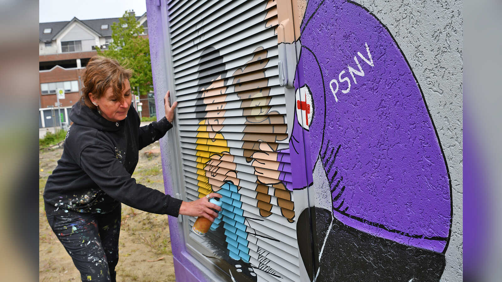 Künstlerin Anne Richard bemalt eine Trafostation an der Bürgermeister-Heukamp-Straße