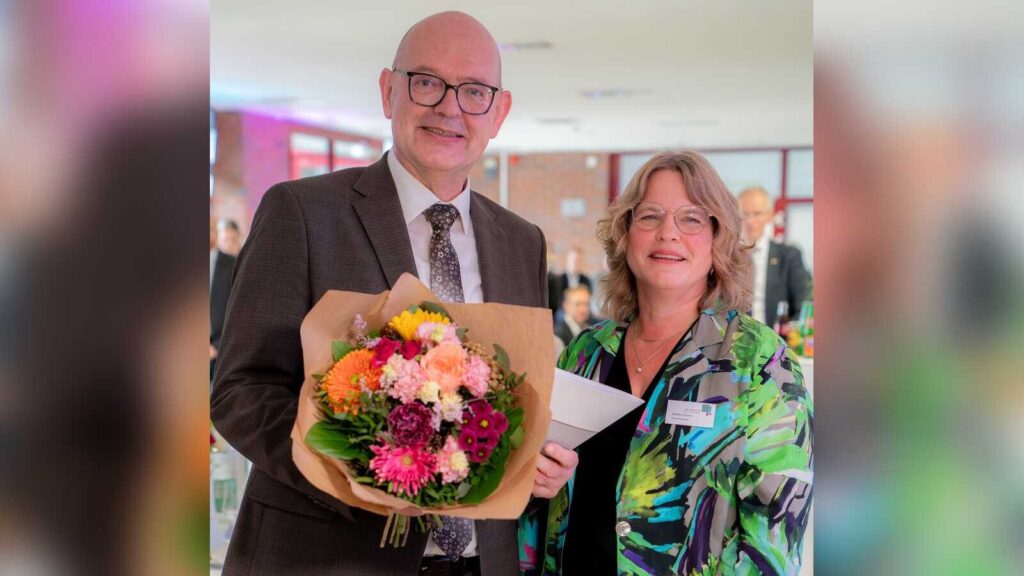 Erste Kreisrätin Sandra Cichon überreicht Landrat Uwe Fietzek die Entlassungsurkunde