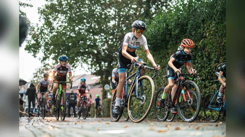 Radsportler im Gelände bei einem Cyclocross-Rennen