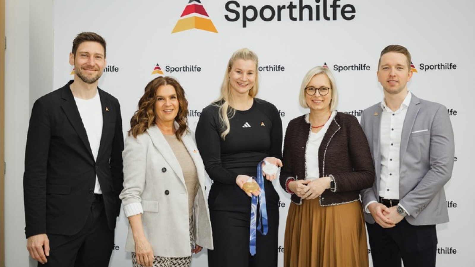Bei der Vorstellung des Sporthilfe Leistungsberichts Winter 2025/2026 in Berlin (v.l.): Sporthilfe-Vorstand Max Hartung, Eiskunstlauflegende Katarina Witt, Rennrodel-Olympiasiegerin Dajana Eitberger, Staatsministerin für Sport und Ehrenamt, Dr. Christiane Schenderlein, und Para-Eishockeyspieler Felix Schrader. / Weiterer Text über ots und www.presseportal.de/nr/51413 / Die Verwendung dieses Bildes für redaktionelle Zwecke ist unter Beachtung aller mitgeteilten Nutzungsbedingungen zulässig und dann auch honorarfrei. Veröffentlichung ausschließlich mit Bildrechte-Hinweis.