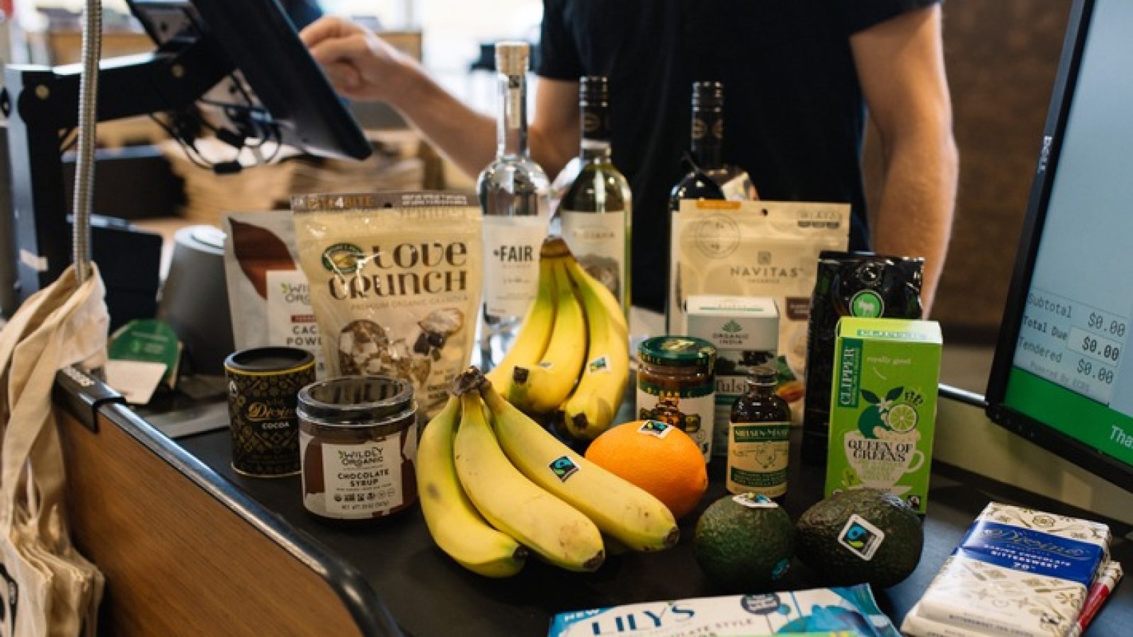 Fairtrade-Produkte auf dem Kassenband. / Weiterer Text über ots und www.presseportal.de/nr/52482 / Die Verwendung dieses Bildes für redaktionelle Zwecke ist unter Beachtung aller mitgeteilten Nutzungsbedingungen zulässig und dann auch honorarfrei. Veröffentlichung ausschließlich mit Bildrechte-Hinweis.