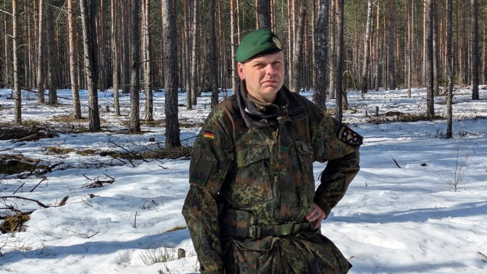 © hr/Jochen Schmidt - honorarfrei, Verwendung nur im Zusammenhang mit einem redaktionellen Beitrag über Sendungen oder Aktivitäten des Hessischen Rundfunks, seiner Personen oder seiner Einrichtungen bei Nennung "Bild: hr/Jochen Schmidt". Andere Verwendung nur nach Absprache. hr/Pressestelle 069/155 -4954.
Bild: Oberstleutnant Sebastian Hagen befeligt die hessischen Soldaten des Jägerbataillon 1 aus Schwarzenborn. / Weiterer Text über ots und www.presseportal.de/nr/177784 / Die Verwendung dieses Bildes für redaktionelle Zwecke ist unter Beachtung aller mitgeteilten Nutzungsbedingungen zulässig und dann auch honorarfrei. Veröffentlichung ausschließlich mit Bildrechte-Hinweis.