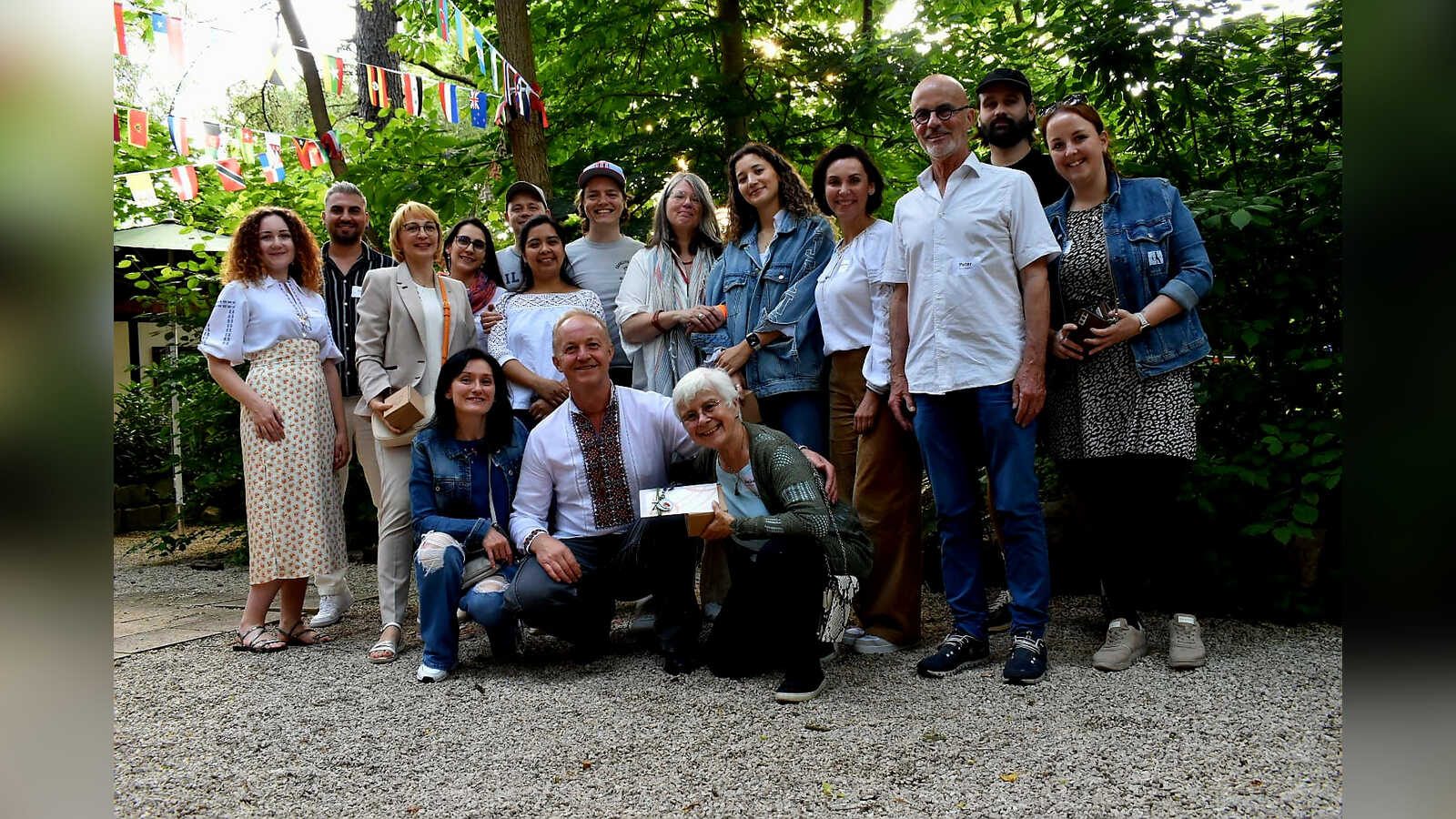 Große Gruppe von Beteiligten und Gästen beim Willkommensfest in Lingen